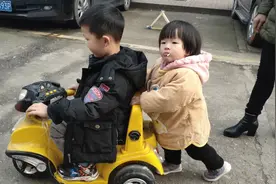 跟邻家妹妹玩，哥哥姐姐超暖心，妹妹也超可爱哦！视频封面