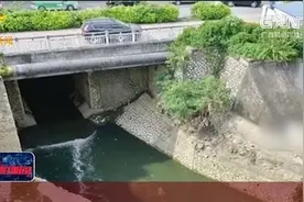 “黑墨水”直排邕江河，夹杂着生活垃圾，还散发出阵阵恶臭视频封面