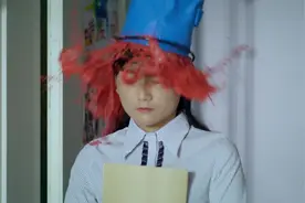 学生竟把颜料水泼到老师身上，不尊重老师真是胡闹视频封面