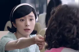 俩美女一块吃饭，竟然还给她剥虾，还要亲自喂她