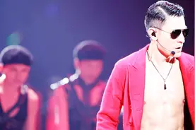 天王刘德华香港演唱会突然发病暂离歌坛视频封面