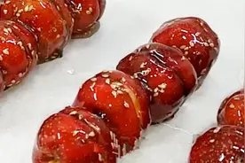 冰糖葫芦上有层糯米纸，别关顾着吃，作用你都知道吗？