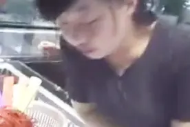抽奖活动频现一等奖，运气好还是有猫腻？大爷一句话让女孩愣了！视频封面