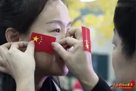 新疆群众合唱《我和我的祖国》民族团结一家亲，唱响祖国赞歌！视频封面