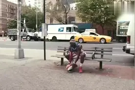 街球达人竟然能这样拍打篮球，谱出美妙音律，篮球还能这样玩？