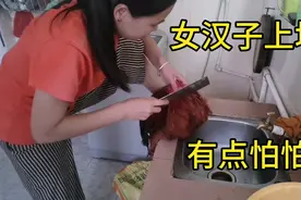 农村宝妈第一次杀鸡，连脚都用上了，场面好恐怖啊视频封面