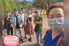 一堆越南帅哥美女在一起拍照，时间过得很快。视频封面