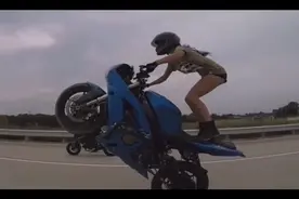 国外美女骑重机高速公路上大秀车技！人比车美！视频封面