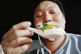 客家鱼生，其实就是生吃鱼片，据说喝酒能消菌，你敢来挑战吗视频封面