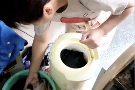 房车旅行下雨洗衣服，用甩干桶啊，香椿家常必备