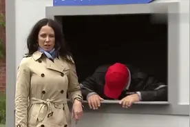 国外恶搞：按喇叭吓得看门大爷心脏病突发,司机吓惨了视频封面