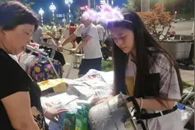 营山这儿地摊火了！约50米夜市，好热闹！