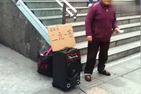 点歌台：二元一首！王俊凯、王源在街头唱《人质》，众人围观视频封面