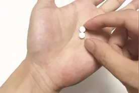 小伙拿阿司匹林浇花原来这么厉害，还能拿它来洗头，方法太棒了！