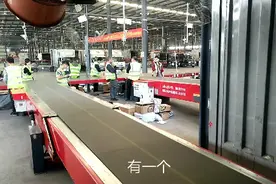 在顺丰中转站上班，今天被安排到集装箱装快件，今天活不多，不累视频封面