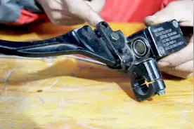 电动车刹车把手无法回弹，师傅教你维修，让刹车十分好用视频封面