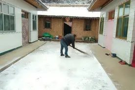 甘肃平凉迎来一场大雪，我们穷人的日子又不好过了