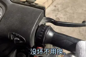 电动车转把突然拧不动了，即使勉强拧动也不回弹了，这是什么原因视频封面