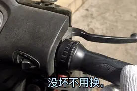 电动车转把突然拧不动了，即使勉强拧动也不回弹了，这是什么原因视频封面