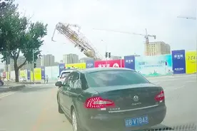 轰隆一声响！工地塔吊突然折成两截 行车记录仪拍下倒塌全过程视频封面
