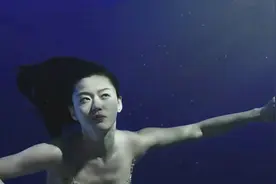 美人鱼从深海游到韩国，第一次上岸，穿着打扮吓呆了众人。