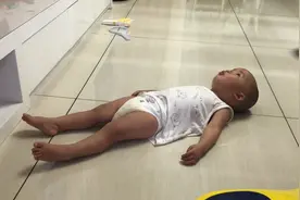 宝宝你有这么热吗，直接躺着地板砖上面，像极了小青蛙