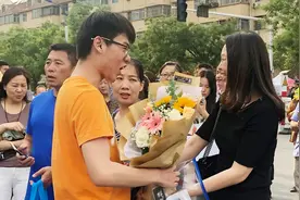 来自考生的鞠躬，枣庄高考的“感动”--社会事界