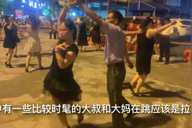 广州大爷大妈跳“时髦”广场舞，年轻人都自叹不如，跳的太精彩了