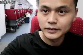 农村小伙赶飞机，乘坐深圳地铁豪华车厢，票价比高铁还贵？视频封面