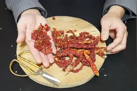 干红辣椒好吃不好切？教你一招，一把剪刀就能搞定，太实用了
