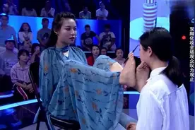 断臂女孩生活无异常，现场用脚给观众化妆，脚法娴熟画的太好了视频封面