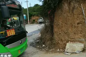 乡村公交站视频封面