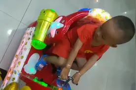 帮助可怜的俩个小孩找妈妈视频封面