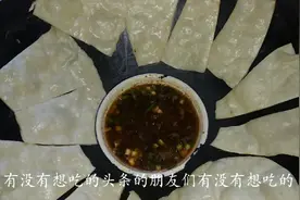 路上风景秀丽，小鹏和媳妇回到老家秀美食，一种儿时的回忆，美味