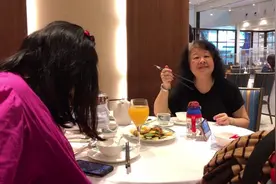香港公婆结婚40周年 公公买礼物送惊喜 花18000买的礼物是什么？视频封面