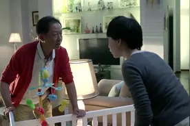 老教授叫来小娇妻给孩子换尿不湿，竟把自己闺女比成搪瓷缸子视频封面