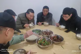 瞿瞿用“蒜苗炒回锅肉”，大家都说好吃，最后吃了一点都没剩