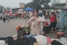 18岁妹子找不到对象，一气之下去摆地摊，每天被几百人围观视频封面