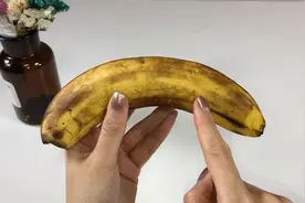香蕉为什么会变黑，发黑的香蕉还能吃吗？视频封面