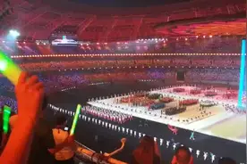 二青会开幕式现场 香港队入场时观众燃起一片欢呼视频封面