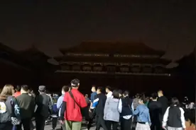 北京故宫晚上到底开放吗？故宫午门漆黑一片，人还这么多为什么？视频封面