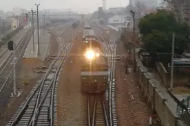 HXN5型内燃机车首次在宁芜铁路上运行，牵引货物列车驶出马鞍山站视频封面