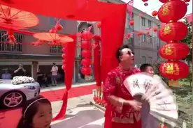 农村小伙接亲，新娘是一富家女，自己开婚车，漂亮又能干视频封面