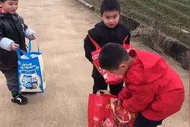 新年第一天出门拜年，收获满满一袋零食红包，浓浓的年味视频封面