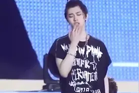 蔡徐坤近照，面部变化和刚出道差别太大！被指撞脸尚雯婕？