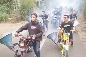 小伙给摩托车装扩音器，组团炸街引巨大轰鸣，网友：交警不管？视频封面
