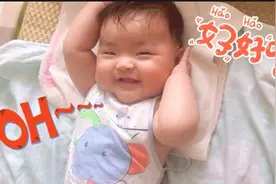 小宝宝吃饱了一脸满足样，还冲着妈妈笑，妈妈：又想骗奶吃？