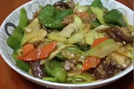 今天用五花肉，鲜菇，大青椒炒个西葫芦片儿。