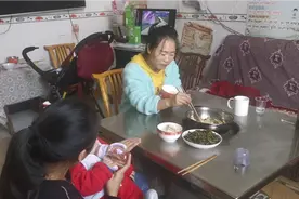 汉哥爸妈不在家，汉嫂和小妹拔辣椒根腾地，简单炒两个小菜好温馨视频封面
