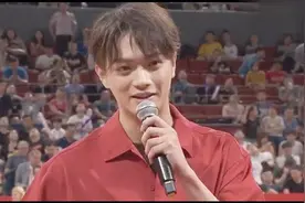 许凯现身篮球世界杯现场观赛，中场互动时用英文向全世界表示欢迎视频封面